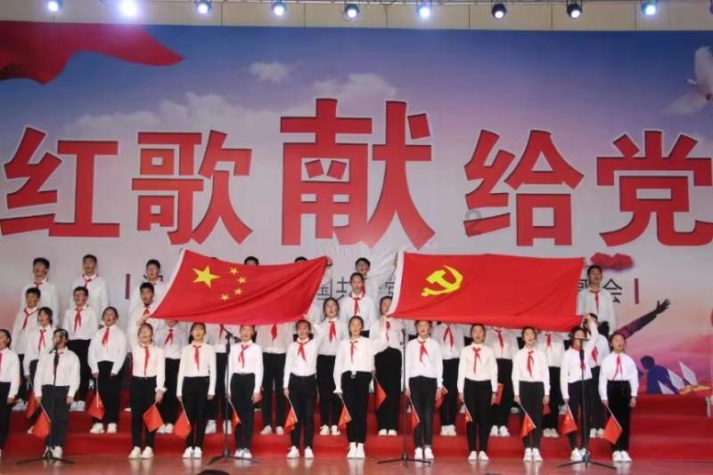 12岁半女孩和8岁半男孩为什么天天争着抱1岁半女孩？